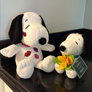 *2 Peanuts Snoopy LIT Musical Plush Kisses Lips Valentine & Bouquet Flowers Kids